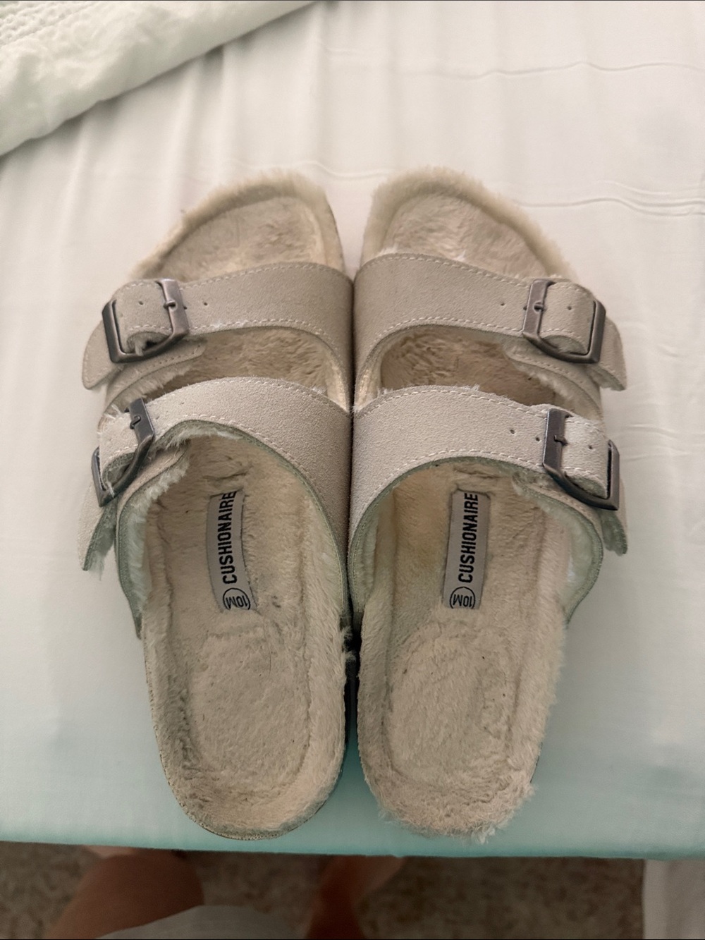 Fleece lined cushion wire suede sandals